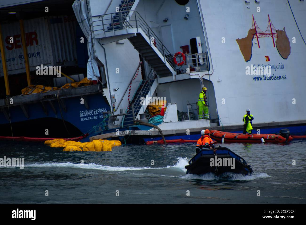 Detalle del casco dañado del Ferry Bentago Express en Canarias, con Personal de emergencia Inspeccionando la estructura tras el accidente. Stockfoto