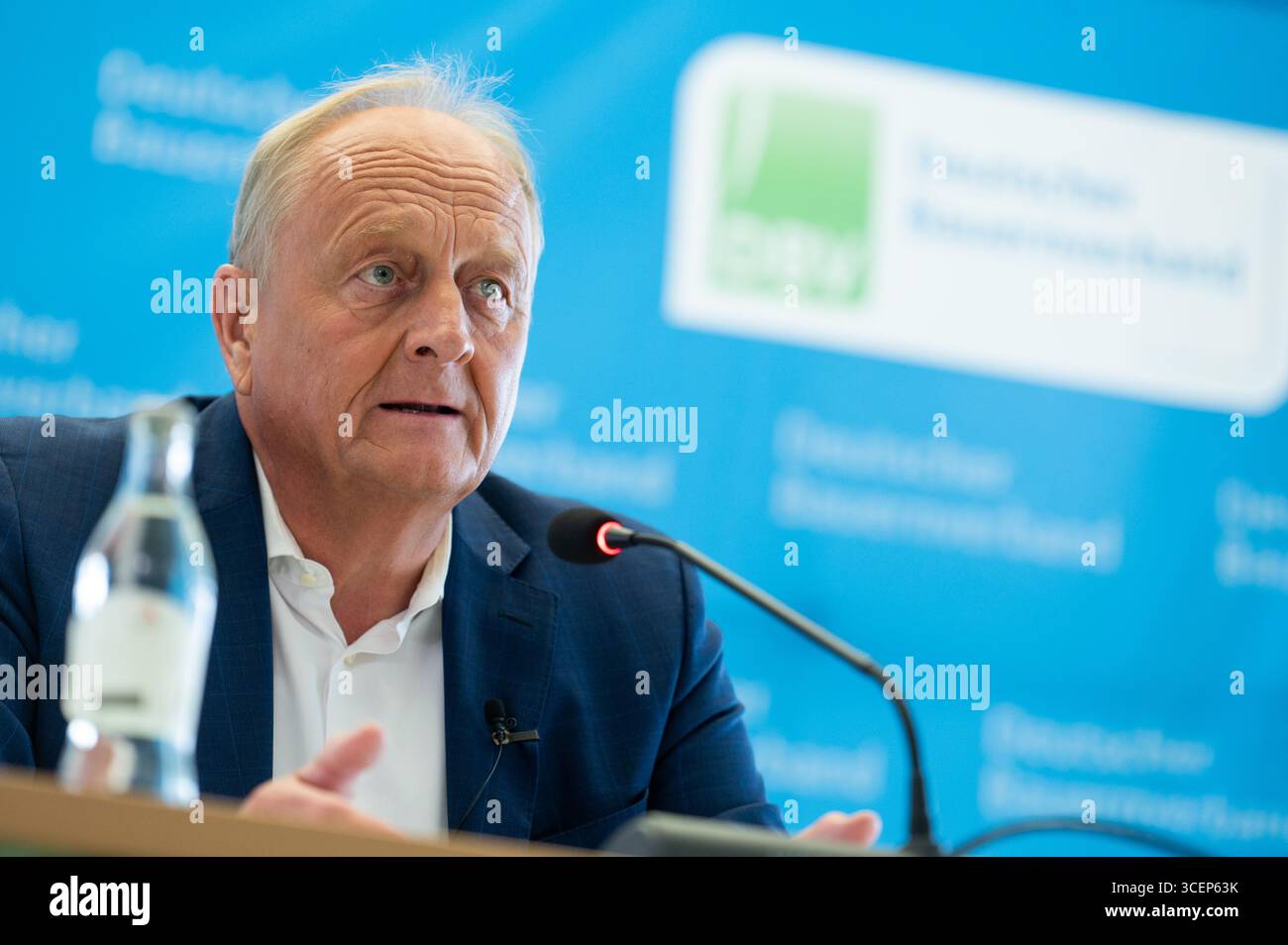 19. August 2025, Berlin: Joachim Rukwied, Präsident des Deutschen Bauernverbandes (DBV), spricht auf einer Pressekonferenz im Haus der Land - und Ernährungswirtschaft zur Erntebilanz 2025. Foto: Christophe Gateau/dpa Stockfoto