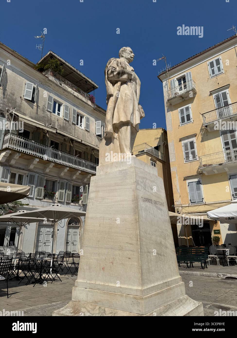 Statue von Georgios Theotokis in Korfu Stadt, Korfu, Griechenland. - Smartphone-aufgenommenes Stockfoto