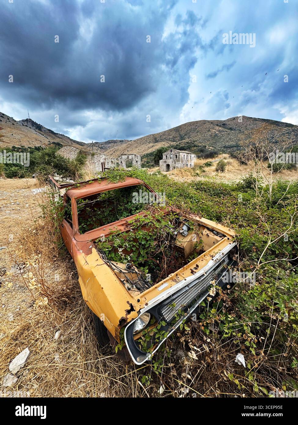 Altes verlassenes Auto in Peritheia, dem verlassenen Dorf, Korfu, Griechenland - Smartphone-aufgenommenes Stockfoto