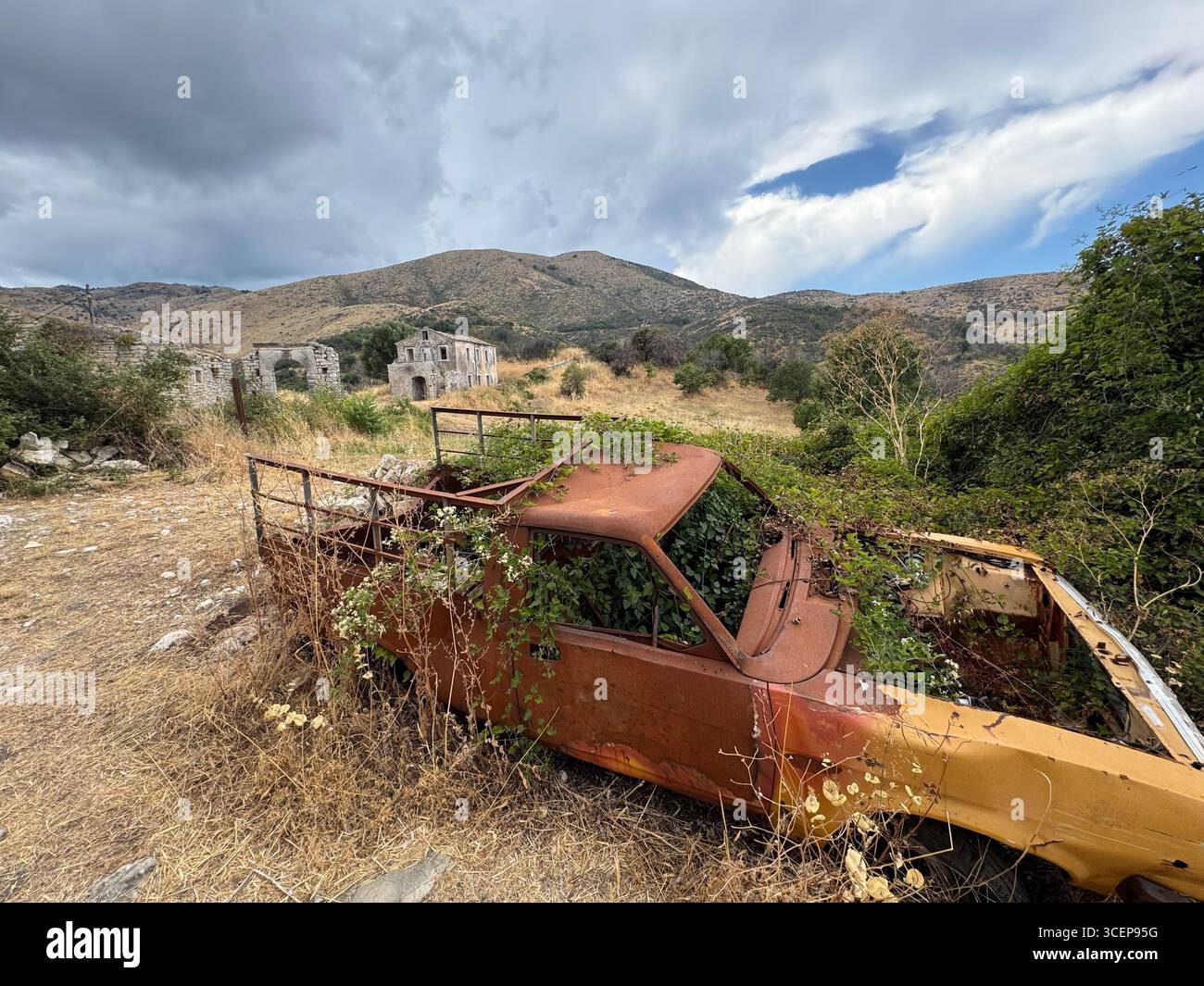 Altes verlassenes Auto in Peritheia, dem verlassenen Dorf, Korfu, Griechenland - Smartphone-aufgenommenes Stockfoto
