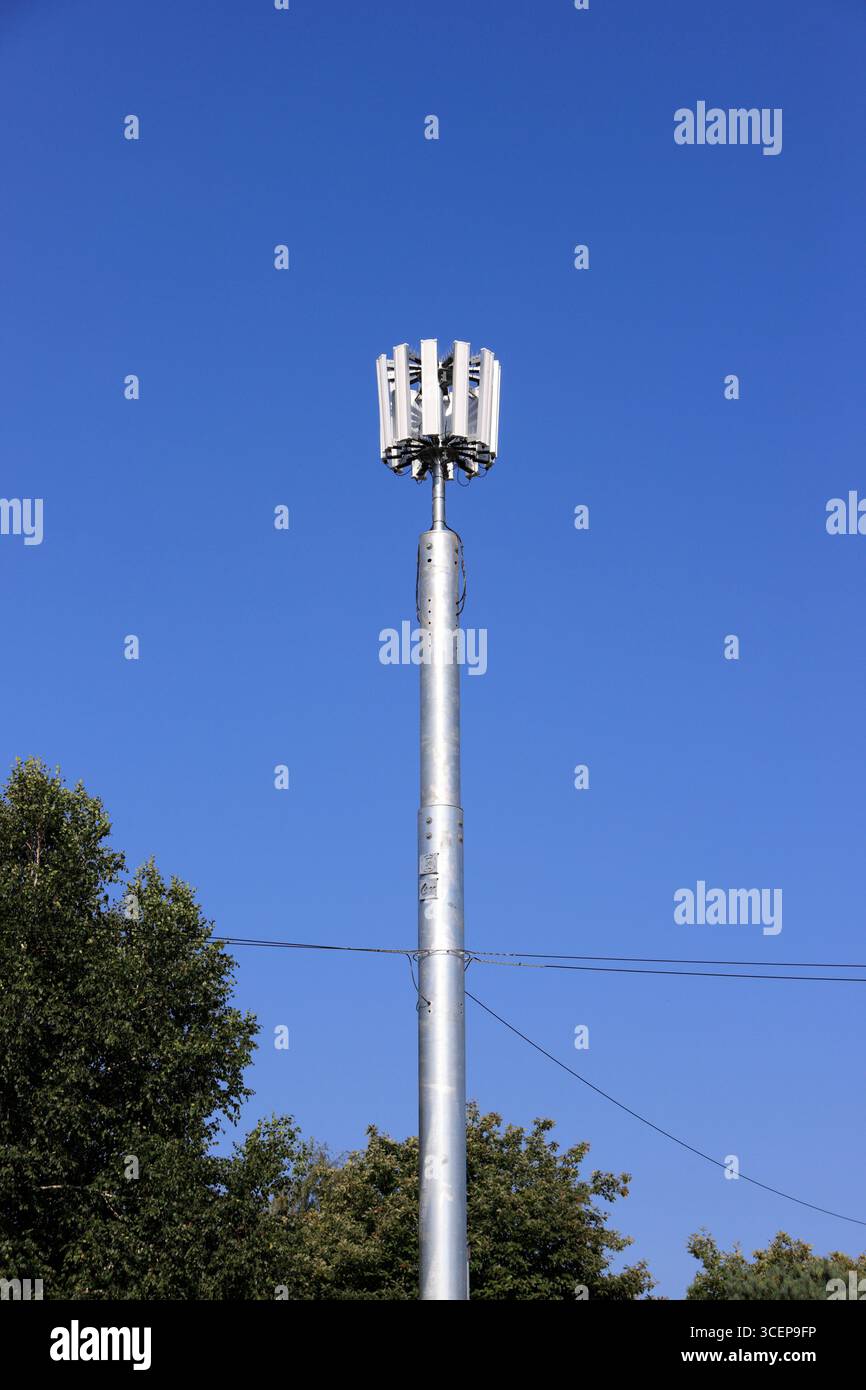 5 g Mobiltelefonmast mit unlackiertem Stahlmonopol und zwölf Antennen-Array, mit blauem Himmel und hellem Sonnenschein in whitefield Greater manchester uk Stockfoto