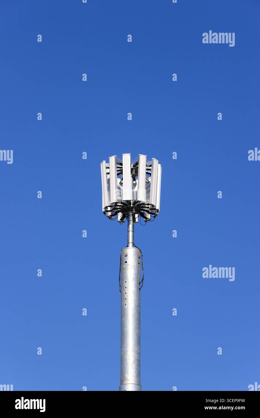 5 g Mobiltelefonmast mit unlackiertem Stahlmonopol und zwölf Antennen-Array, mit blauem Himmel und hellem Sonnenschein in whitefield Greater manchester uk Stockfoto