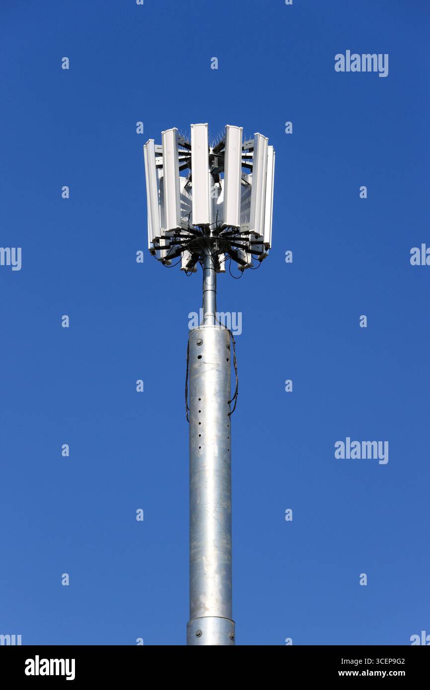5 g Mobiltelefonmast mit unlackiertem Stahlmonopol und zwölf Antennen-Array, mit blauem Himmel und hellem Sonnenschein in whitefield Greater manchester uk Stockfoto