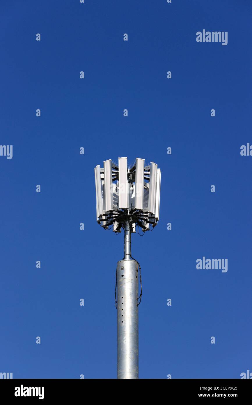 5 g Mobiltelefonmast mit unlackiertem Stahlmonopol und zwölf Antennen-Array, mit blauem Himmel und hellem Sonnenschein in whitefield Greater manchester uk Stockfoto