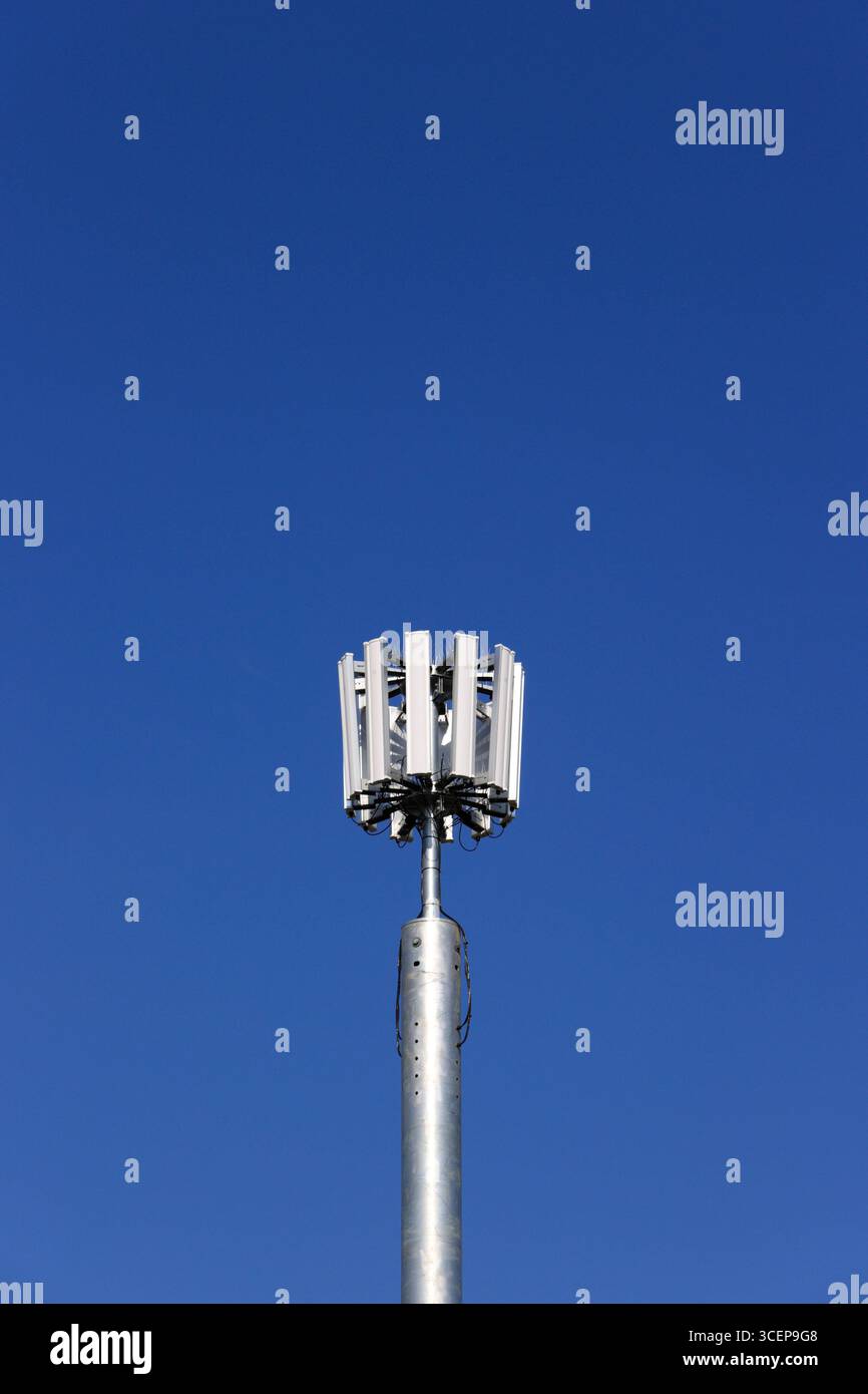 5 g Mobiltelefonmast mit unlackiertem Stahlmonopol und zwölf Antennen-Array, mit blauem Himmel und hellem Sonnenschein in whitefield Greater manchester uk Stockfoto