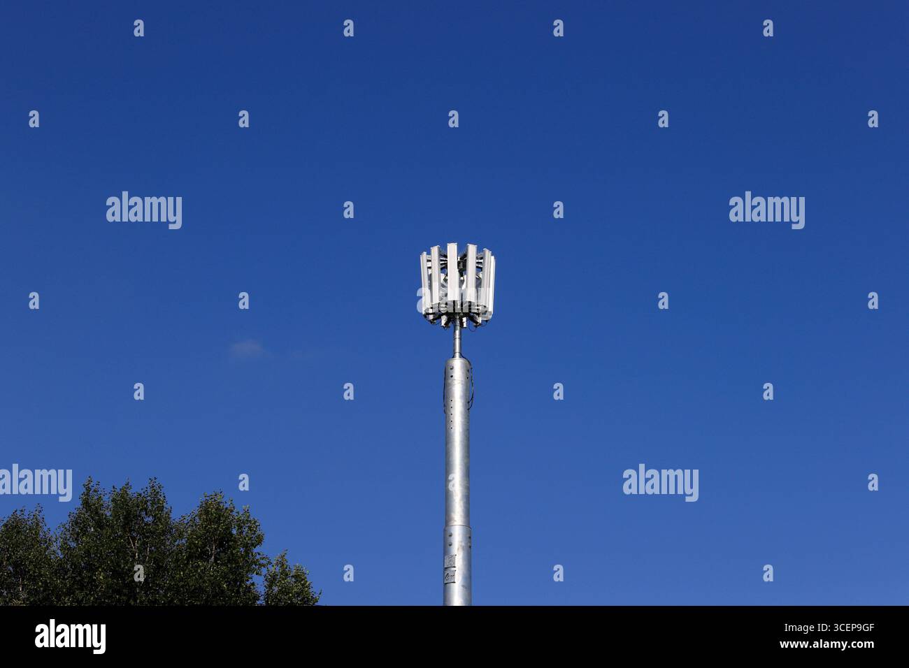 5 g Mobiltelefonmast mit unlackiertem Stahlmonopol und zwölf Antennen-Array, mit blauem Himmel und hellem Sonnenschein in whitefield Greater manchester uk Stockfoto