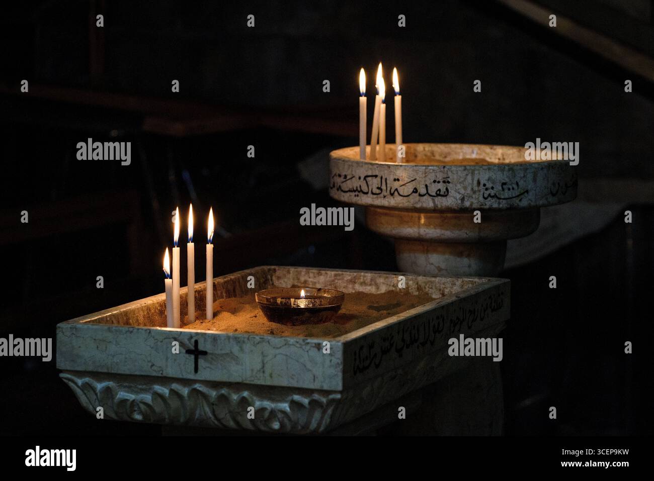 Kerzen brennen am Ostersonntag im Inneren der Grabeskirche in Jerusalem, Begräbnisstätte Jesu. Stockfoto