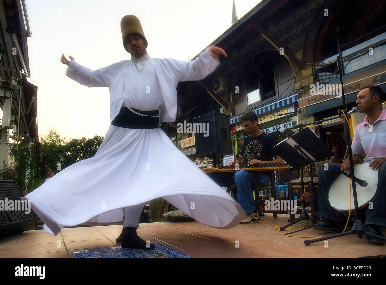 Traditioneller türkischer Derwischtanz vor dem Istanbuler Musikclub Stockfoto