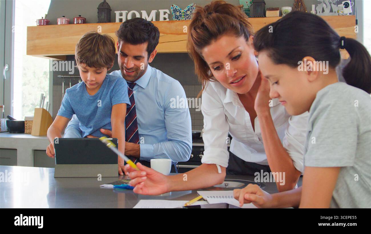 Eltern Helfen Kindern Vor Der Arbeit Mit Einem Digitalen Tablet Bei Den Hausaufgaben Stockfoto