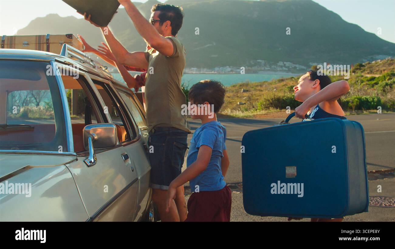 Familie Laden Gepäck auf dem Dachgepäckträger bereit für die Reise Stockfoto