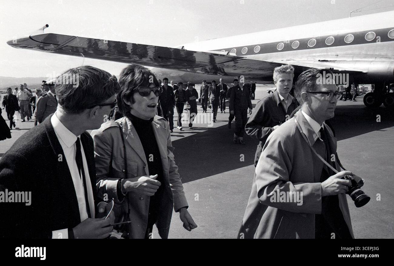 Keith Richards von Rolling Stones trifft am Flughafen Fornebu am Tag vor dem Konzert in Messehallen, Skøyen, Norwegen 1965 ein. Foto: Øderud Stockfoto
