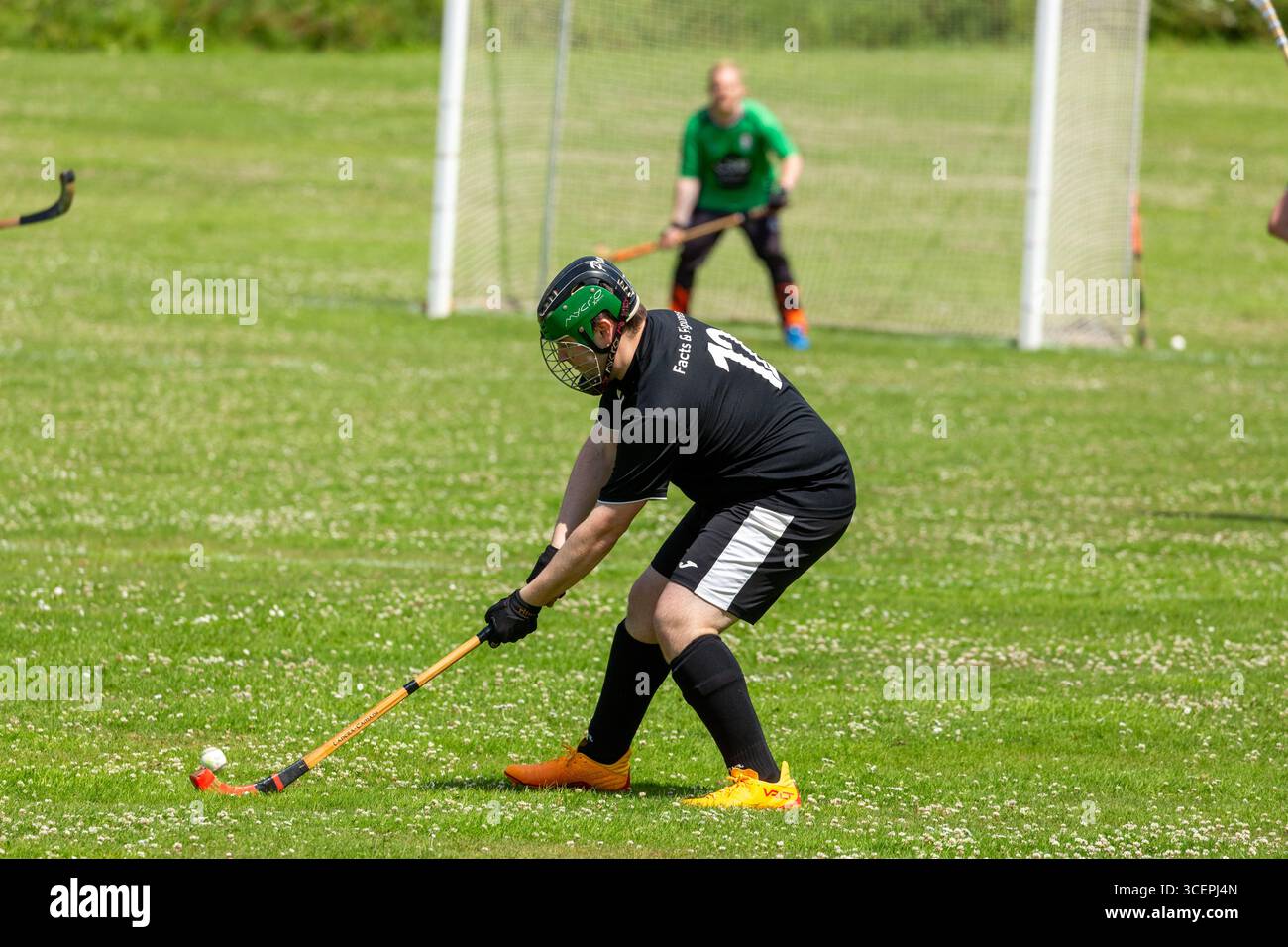 Ein schillernder Spieler, der gerade auf das Tor schießt Stockfoto