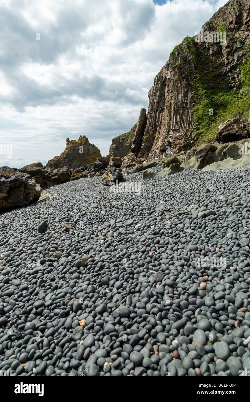 Ein Kiesstrand zwischen den Abschnitten der Kette auf der Earlsferry Elie-Kette gehen. Stockfoto