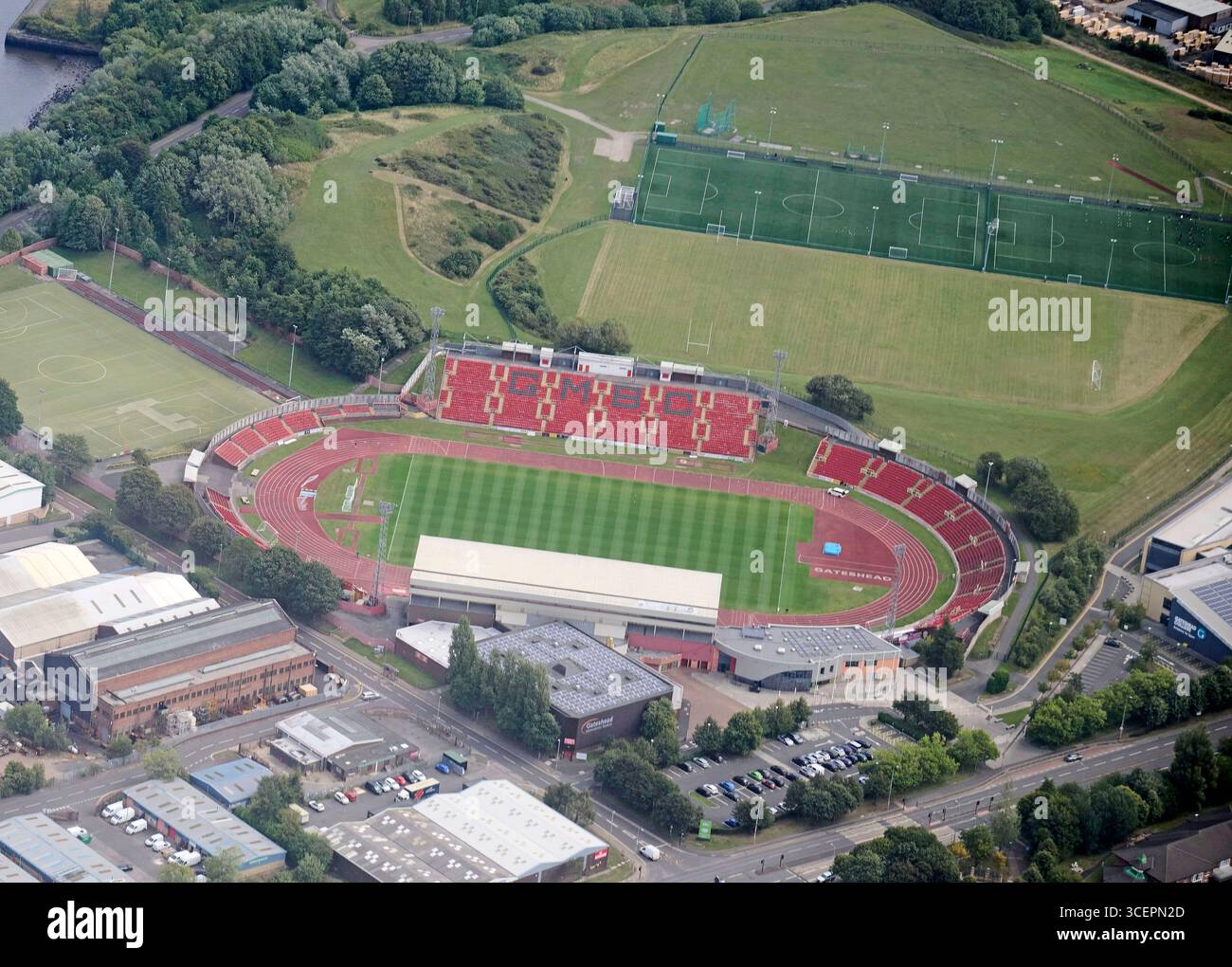 Eine Drohnenaufnahme des Sportstadions Gateshead, Tyneside, Nordosten Englands, Großbritannien Stockfoto