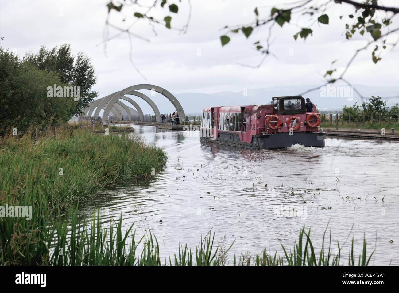 Passagierschiff Antonine auf dem Union Canal Falkirk, nähert sich dem oberen Eingang zum Falkirk Wheel. Stockfoto