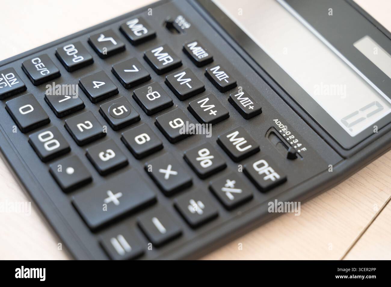 Dieser schlanke schwarze Taschenrechner bietet nützliche Funktionen, ideal für das Büro und zu Hause, um effiziente Berechnungen zu gewährleisten Stockfoto