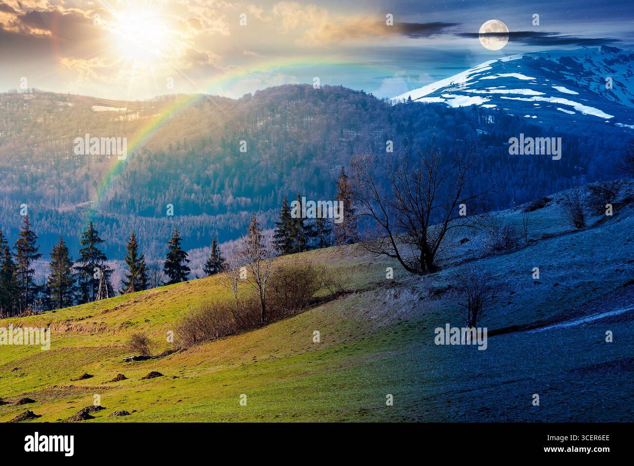 Berglandschaft am Frühlingsnachtgleiche. Tag- und Nachtzeit ändern sich. Grasbewachsenes Feld am Hang eines Hügels. Bergrücken mit schneebedeckten Spitzen Stockfoto