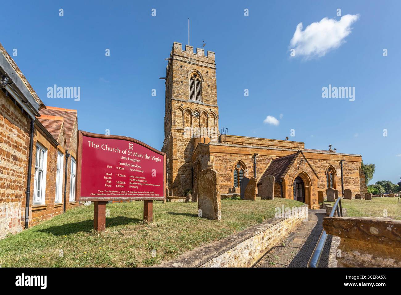 Außenansicht der Kirche St. Mary the Virgin Little Houghton, Northamptonshire, England, Großbritannien. Stockfoto