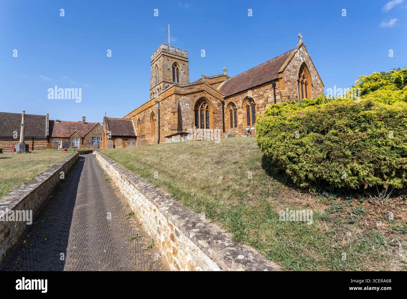 Außenansicht der Kirche St. Mary the Virgin Little Houghton, Northamptonshire, England, Großbritannien. Stockfoto