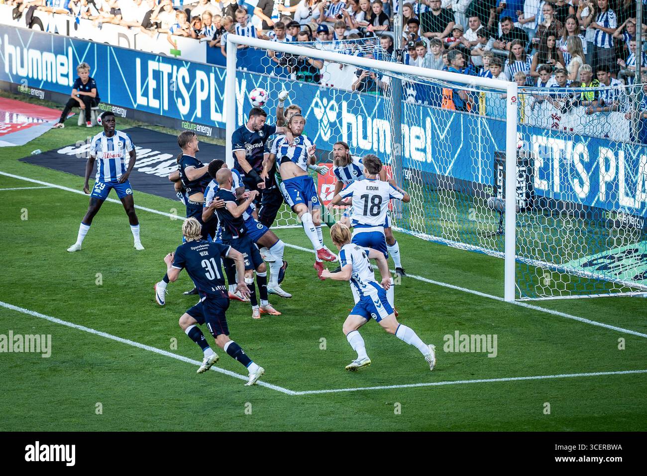 Odense, Dänemark. August 2025. Torhüter Theo Sander von ob und Henrik Dalsgaard von Aarhus GF, die während des 3F Superliga-Spiels zwischen Odense BK und Aarhus GF im Nature Energy Park in Odense zu sehen waren. Stockfoto