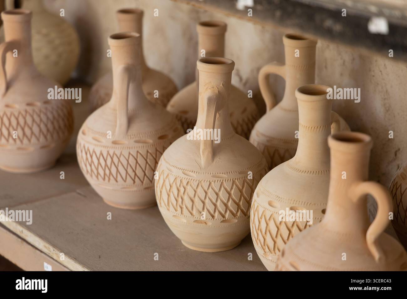 Unglasierte keramik -Fotos und -Bildmaterial in hoher Auflösung – Alamy