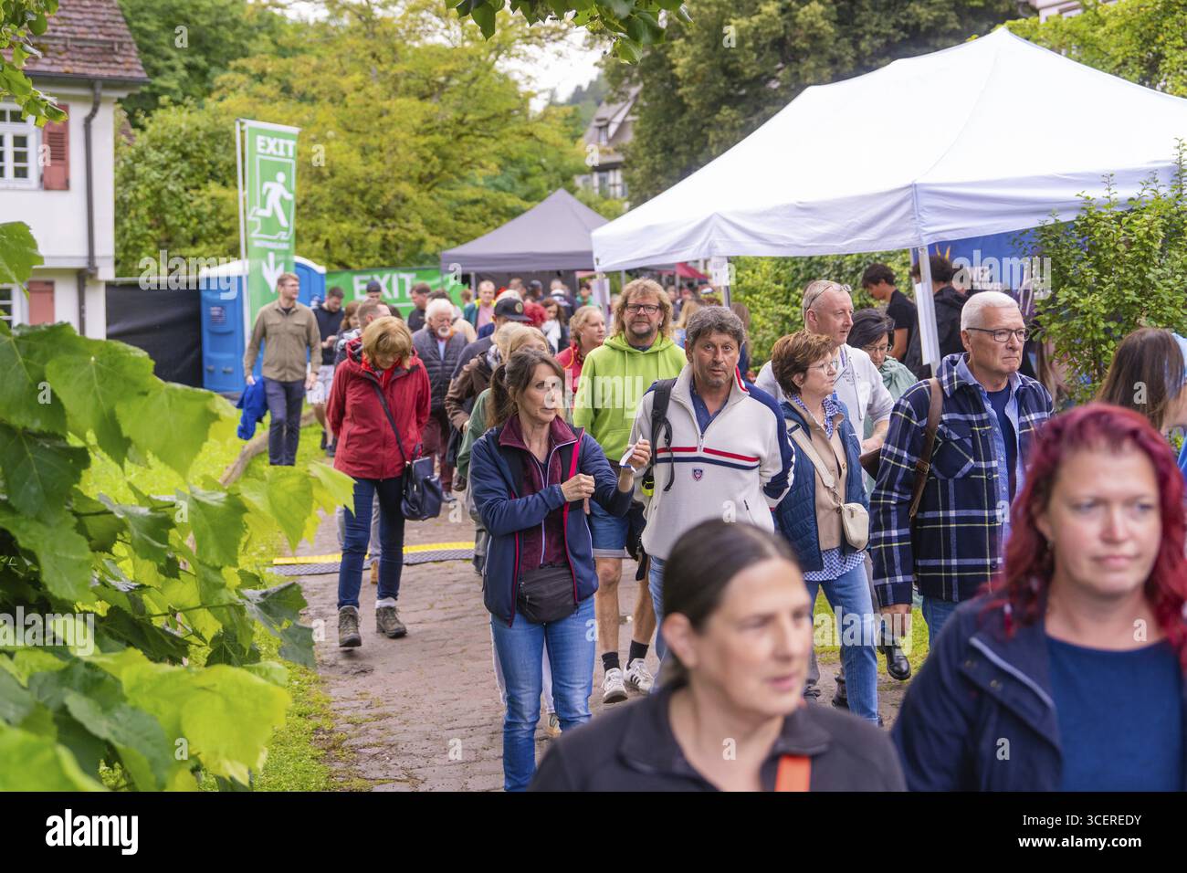 Zwischen Zelten und Ausgängen bewegt sich die Menschenmenge bei einer Open-Air-Veranstaltung, Klostersommer Festival, Hirsau, Calw, Schwazwald, Deutschland Stockfoto