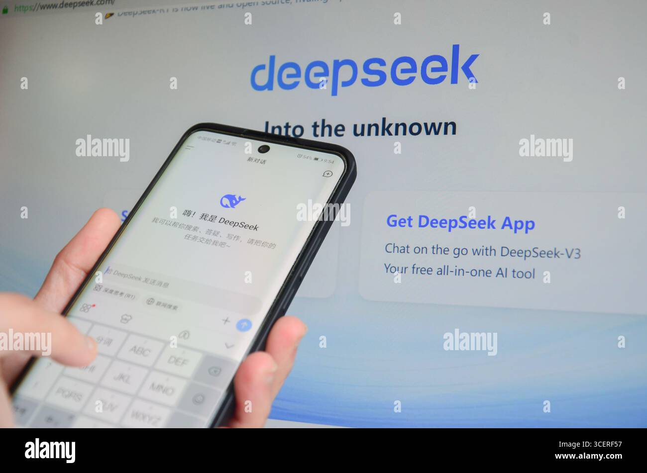 Jiangmen, Guangdong, China. 16. März 2025. Chinesen verwenden die DeepSeek Ai App auf dem Smartphone.DeepSeek AI Plattform ist eine der modernsten Artificia Stockfoto