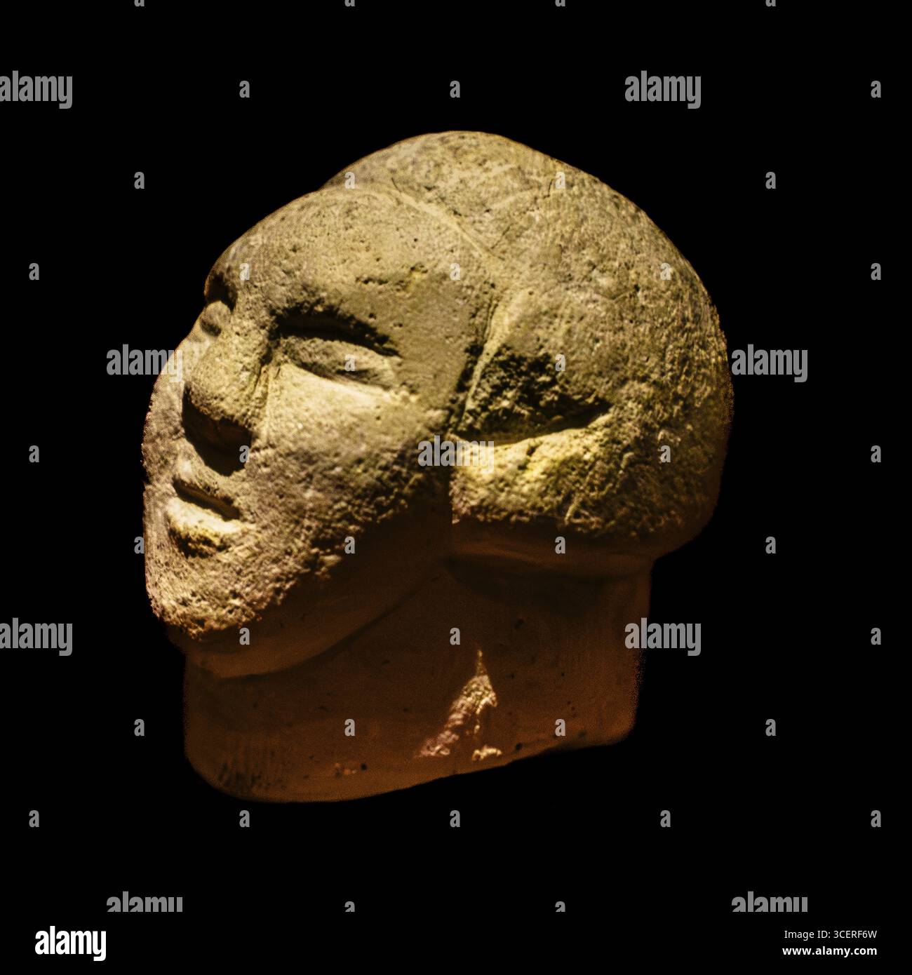 Gemeißelter Steinkopf, Museum am Megalithischen Ggantija-Tempel, etwa 5600 Jahre alt, eines der ältesten teilweise erhaltenen Gebäude der Welt, UNESC Stockfoto