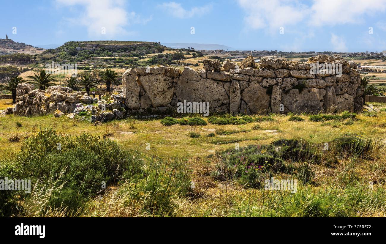 Der megalithische Ggantija-Tempel, etwa 5600 Jahre alt, besteht aus zwei aneinander angrenzenden Tempeln, fünf Apsiden, die wie Ahornblätter angeordnet sind, einer der ältesten Parolen Stockfoto