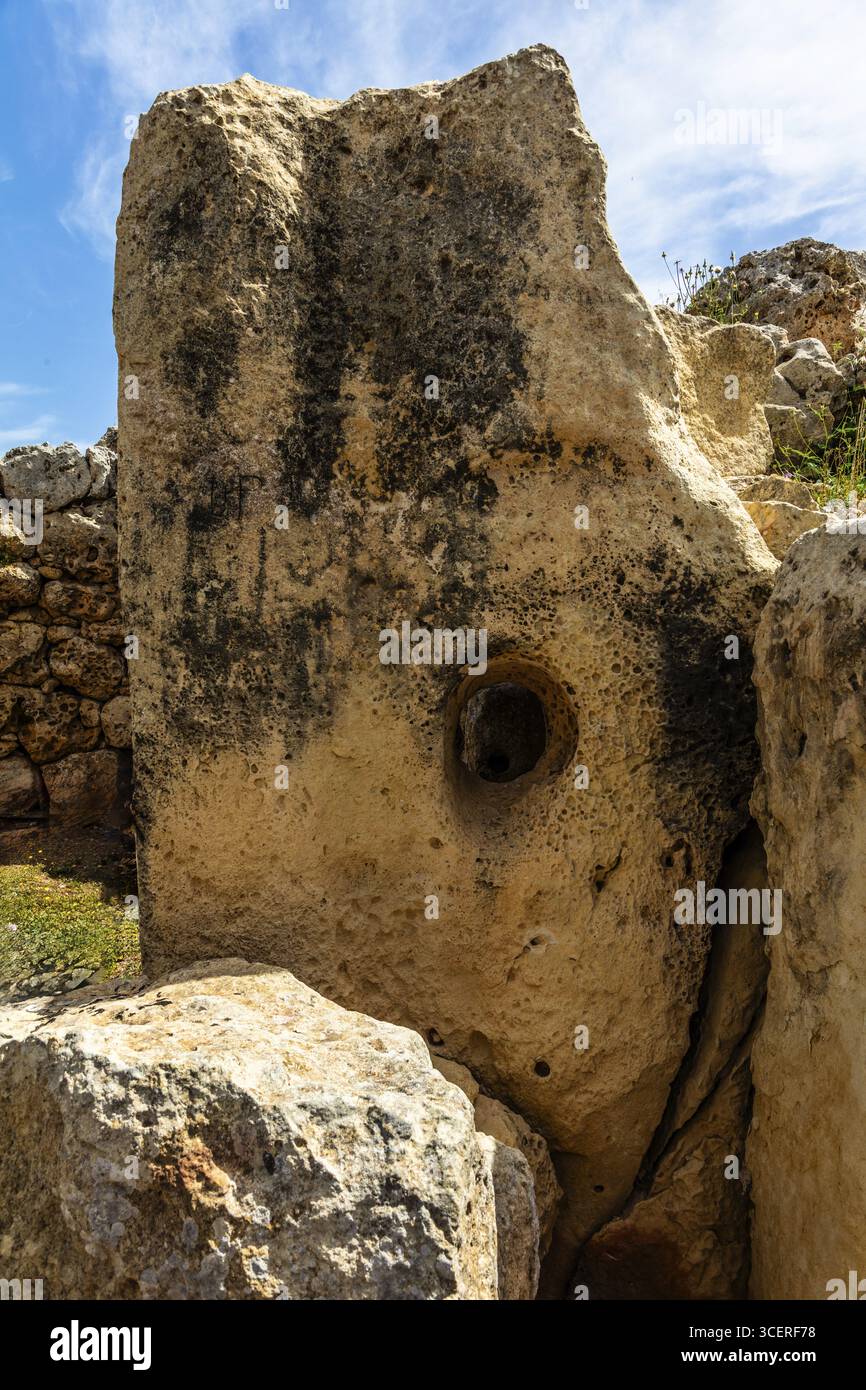 Monolith mit funktionellen Löchern, megalithischer Ggantija-Tempel, etwa 5600 Jahre alt, besteht aus zwei angrenzenden Tempeln, gehören zu den ältesten teilweise vorgestellten Tempeln Stockfoto