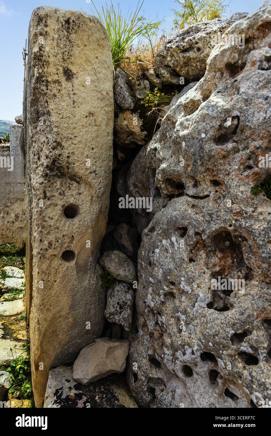 Monolith mit funktionellen Löchern, megalithischer Ggantija-Tempel, etwa 5600 Jahre alt, besteht aus zwei angrenzenden Tempeln, gehören zu den ältesten teilweise vorgestellten Tempeln Stockfoto
