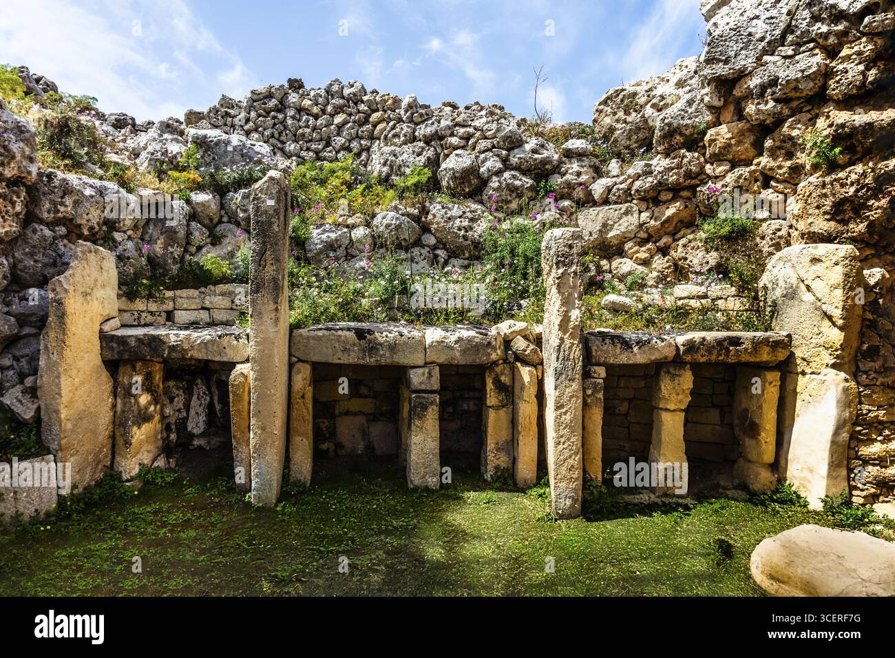 Der dreilithische Altar im westlichen hinteren Querflügel, der megalithische Ggantija-Tempel, etwa 5600 Jahre alt, besteht aus zwei angrenzenden Tempeln Stockfoto