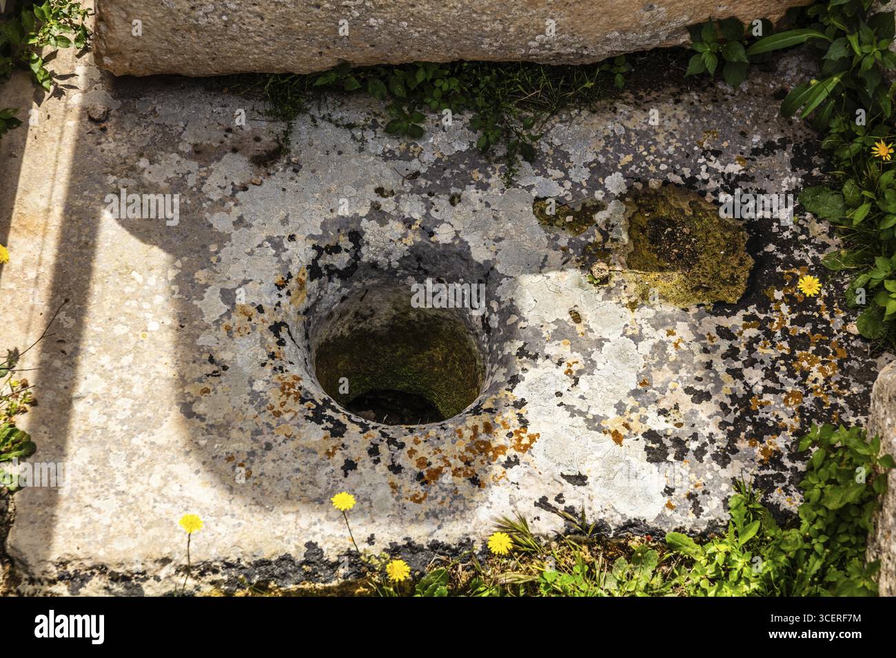 Loch für Umschlag, megalithischer Ggantija-Tempel, etwa 5600 Jahre alt, besteht aus zwei angrenzenden Tempeln, gehören zu den ältesten noch teilweise präsisiven Tempeln Stockfoto