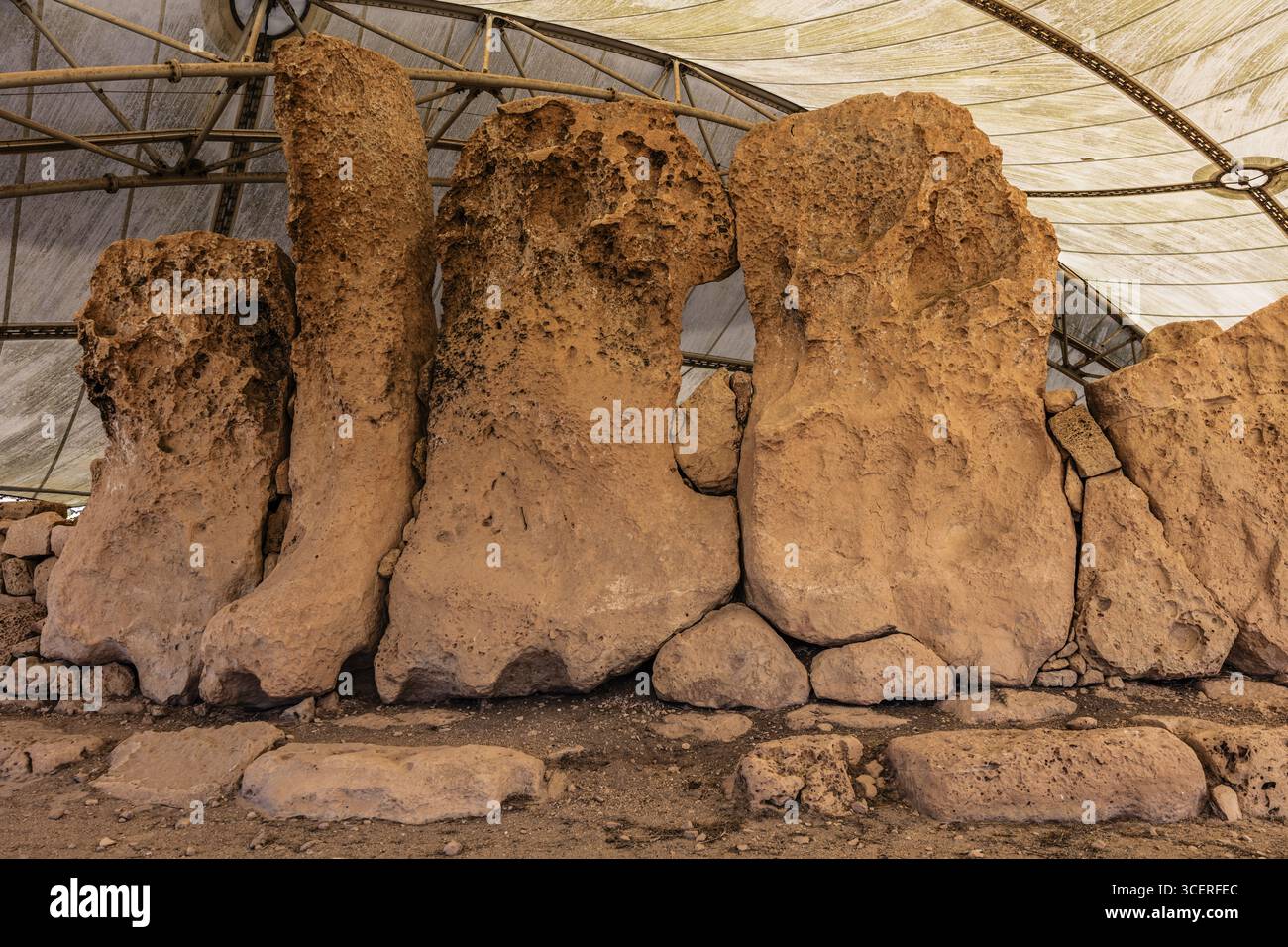 Gigantische Monolithen der Außenmauer, megalithischer Hagar Qim Tempel mit insgesamt sechs großen Tempelräumen, 3600-2500 v. Chr., Qrendi, Malta Stockfoto