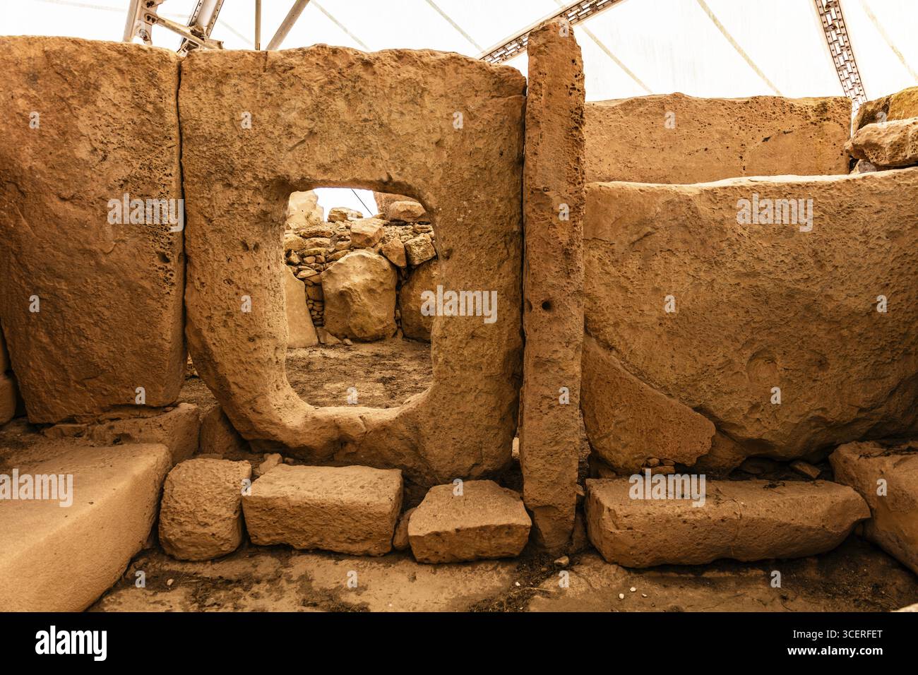 Fensterstein, megalithischer Hagar Qim Tempel mit insgesamt sechs großen Tempelräumen, 3600-2500 v. Chr., Qrendi, Malta Stockfoto