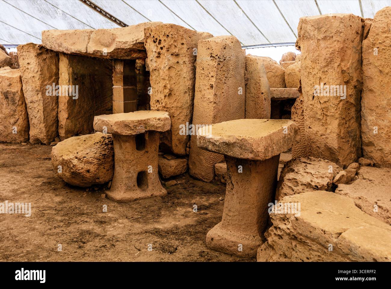 Pilzaltar und Trilithaltar, megalithischer Hagar Qim Tempel mit insgesamt sechs größeren Tempelräumen, 3600-2500 v. Chr., Qrendi, Malta Stockfoto