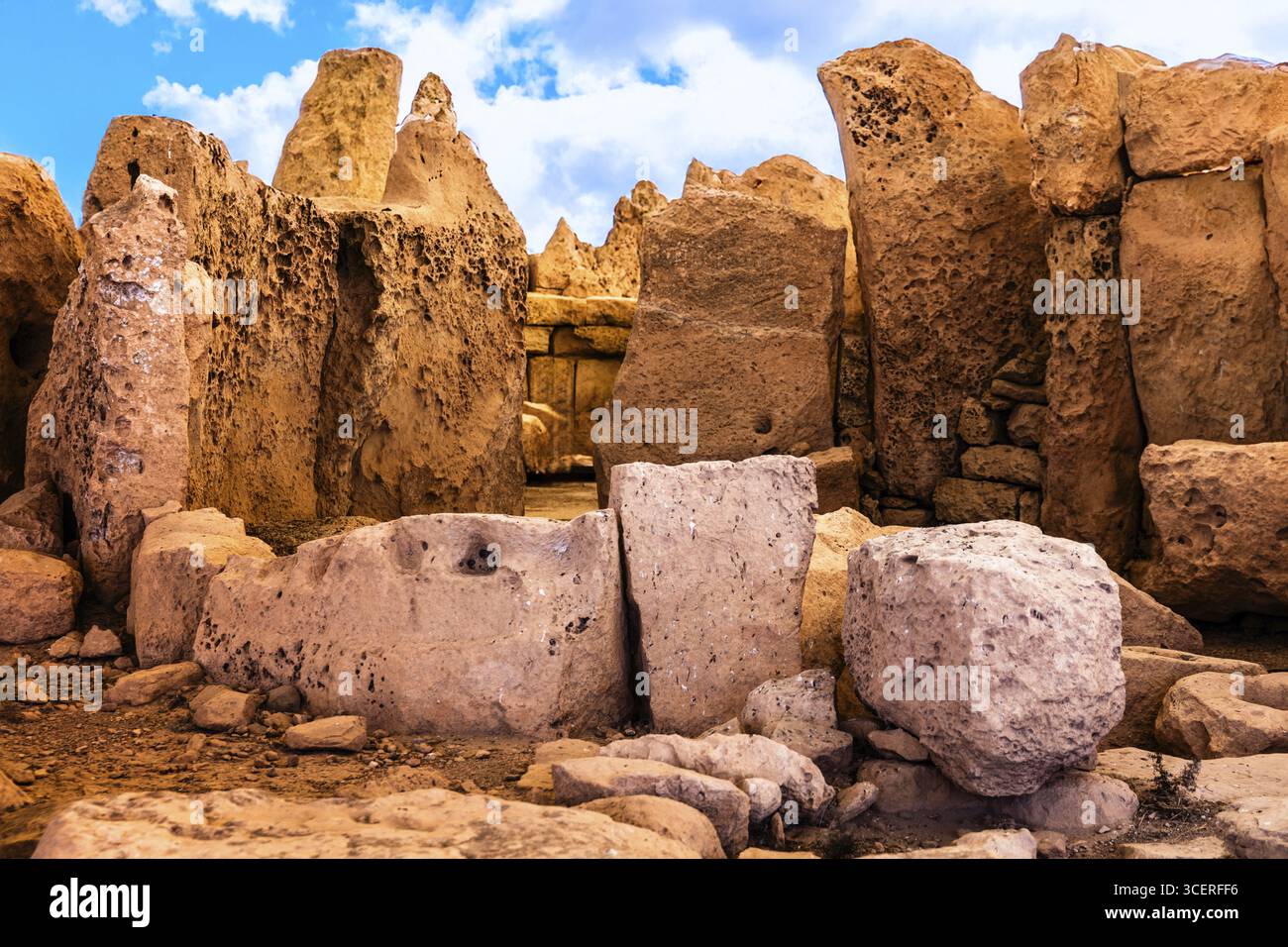 Megalithischer Hagar Qim Tempel mit insgesamt sechs größeren Tempelräumen, 3600-2500 v. Chr., Erscheinungsbild ohne Zeltdach, Qrendi, Malta Stockfoto