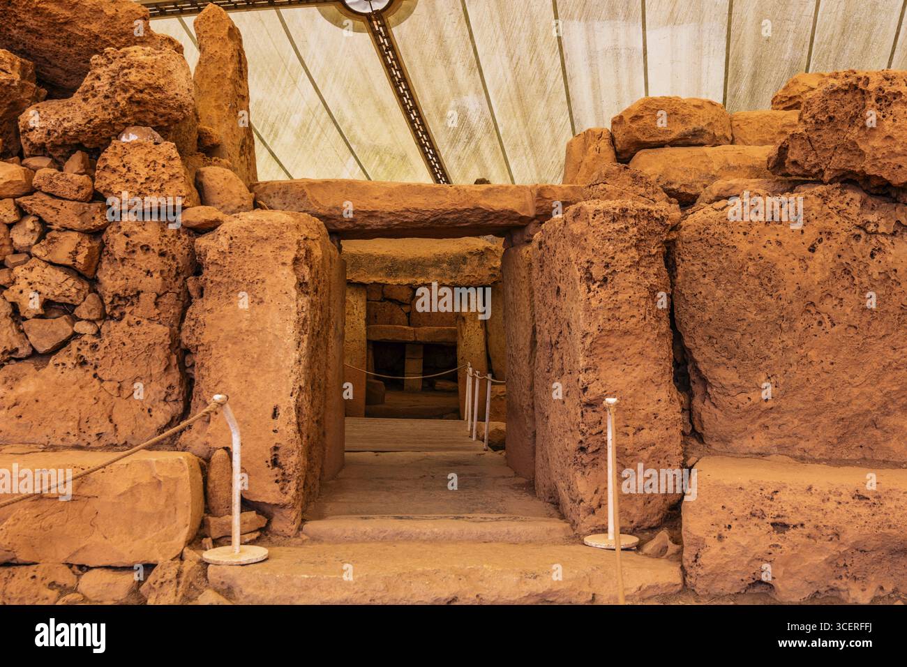 Eintritt zum westlichen Tempel, megalithischer Mnajdra-Tempel mit der typischen Ahornblatt-förmigen, fünfteiligen Struktur und einer separaten älteren dreiteiligen Temp Stockfoto