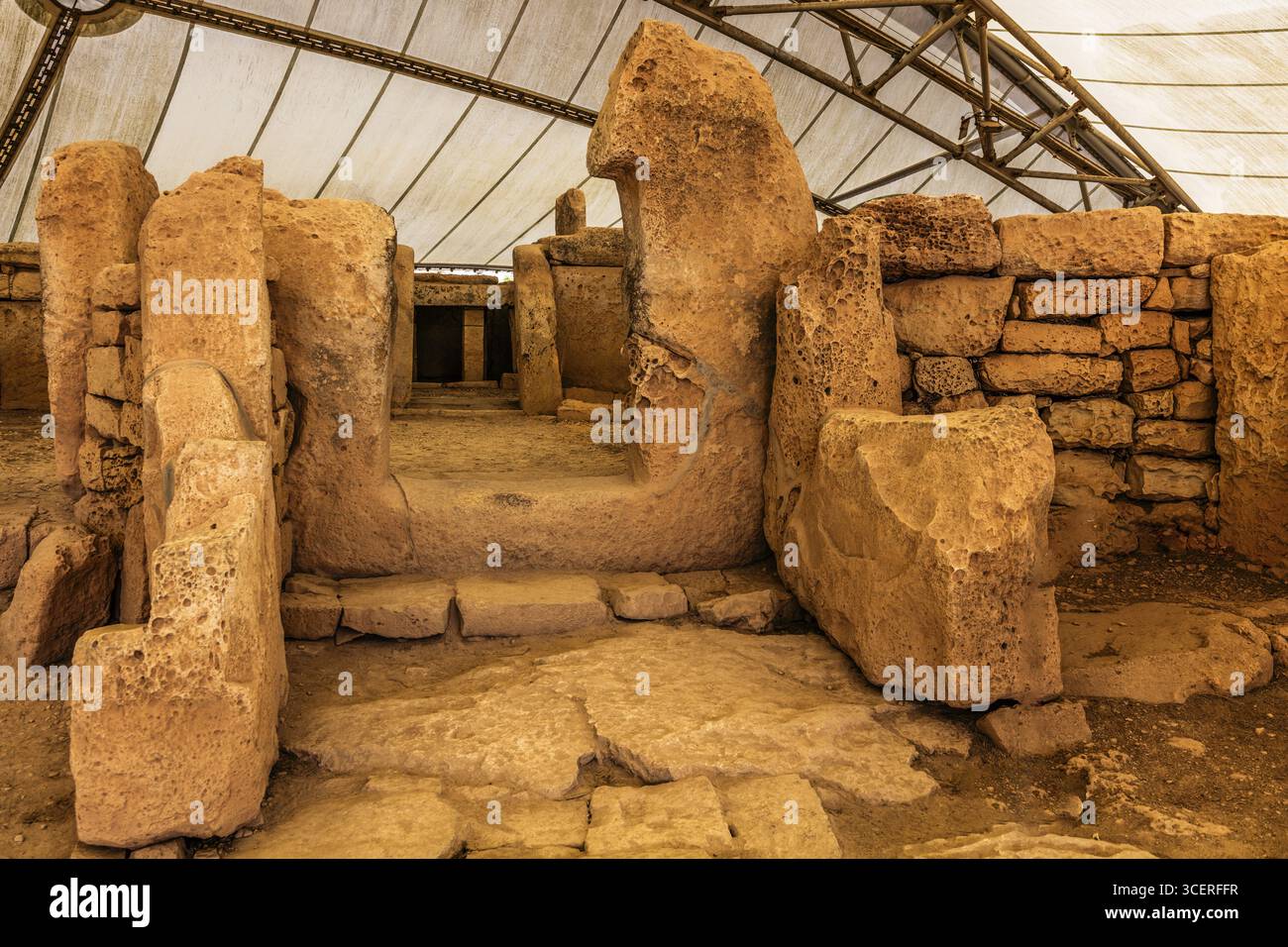 Eintritt zum zentralen Tempel, megalithischen Mnajdra-Tempel mit der typischen Ahornblatt-förmigen, fünfteiligen Struktur und einer separaten älteren dreiteiligen Temp Stockfoto