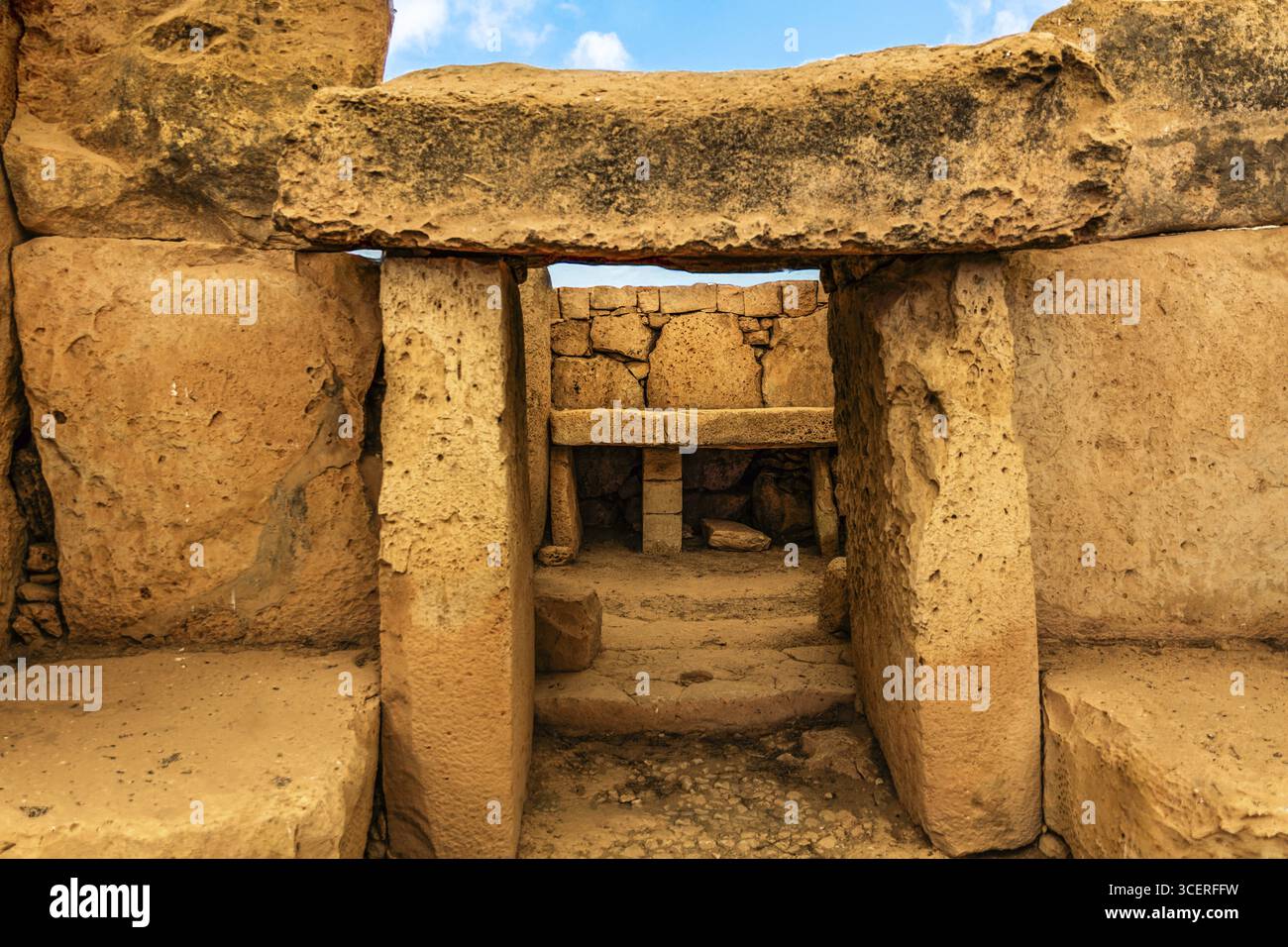 Megalithischer Mnajdra-Tempel mit der typischen Ahornblatt-förmigen, fünfteiligen Struktur und einem separaten älteren dreiteiligen Tempel, seit 3600 v. Chr., Aussehen wi Stockfoto