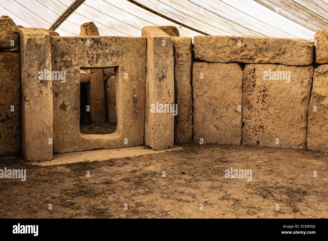 Südzimmerbucht mit Fensterstein als Eingang zur Kammer, megalithischer Mnajdra-Tempel mit der typischen Ahornblatt-förmigen, fünfteiligen Struktur und Stockfoto