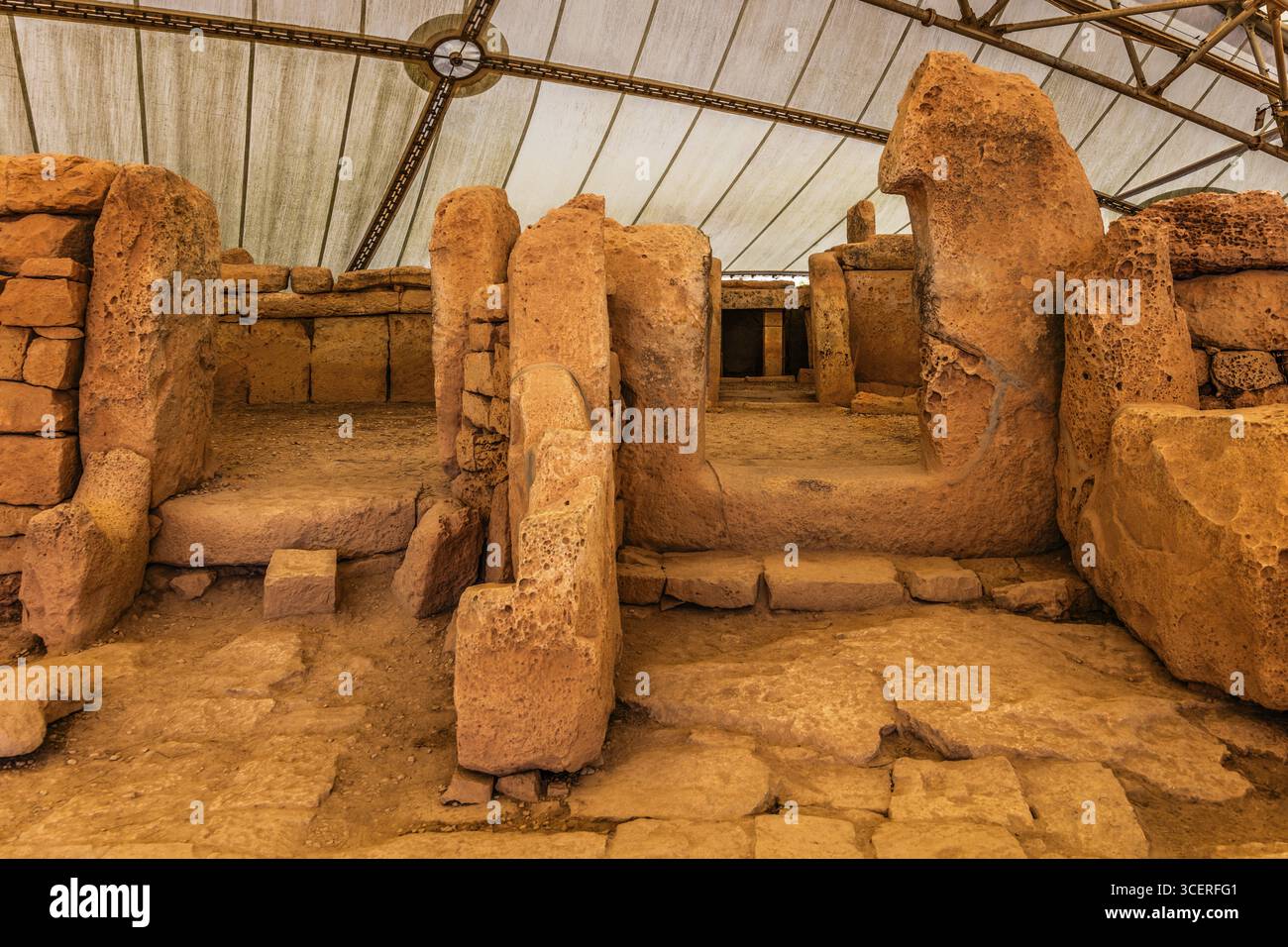 Eintritt zum zentralen Tempel, megalithischen Mnajdra-Tempel mit der typischen Ahornblatt-förmigen, fünfteiligen Struktur und einer separaten älteren dreiteiligen Temp Stockfoto