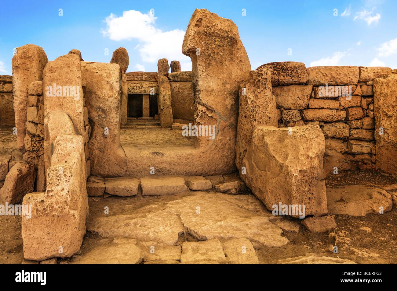 Eintritt zum zentralen Tempel, megalithischen Mnajdra-Tempel mit der typischen Ahornblatt-förmigen, fünfteiligen Struktur und einer separaten älteren dreiteiligen Temp Stockfoto