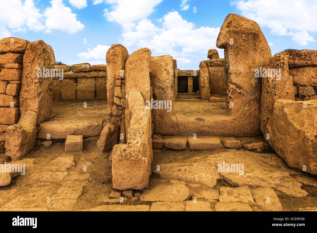 Eintritt zum zentralen Tempel, megalithischen Mnajdra-Tempel mit der typischen Ahornblatt-förmigen, fünfteiligen Struktur und einer separaten älteren dreiteiligen Temp Stockfoto