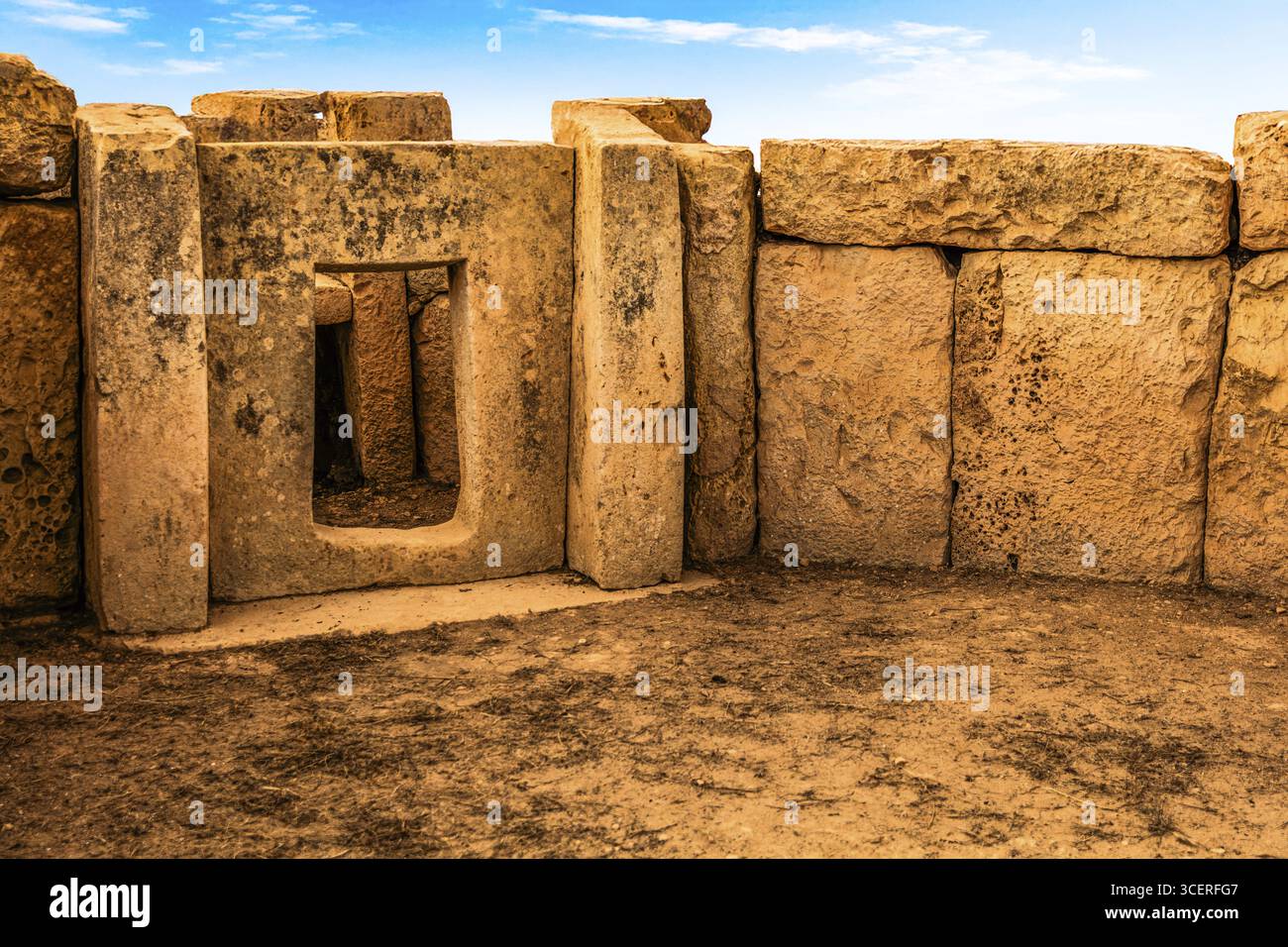 Südliche Zimmerbucht mit Fensterstein, megalithischer Mnajdra-Tempel mit der typischen Ahornblattform, fünfteiliger Struktur und einem separaten älteren dreiteiligen Gebäude Stockfoto
