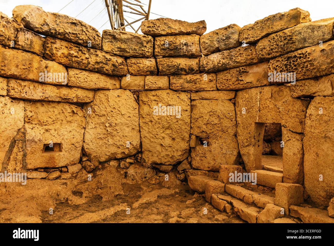 Zweite nördliche Zimmerbucht mit Fensterstein und gewölbtem Gewölbe, megalithischen Mnajdra-Tempel mit der typischen Ahornblattform, fünfteilige Struktur und Stockfoto