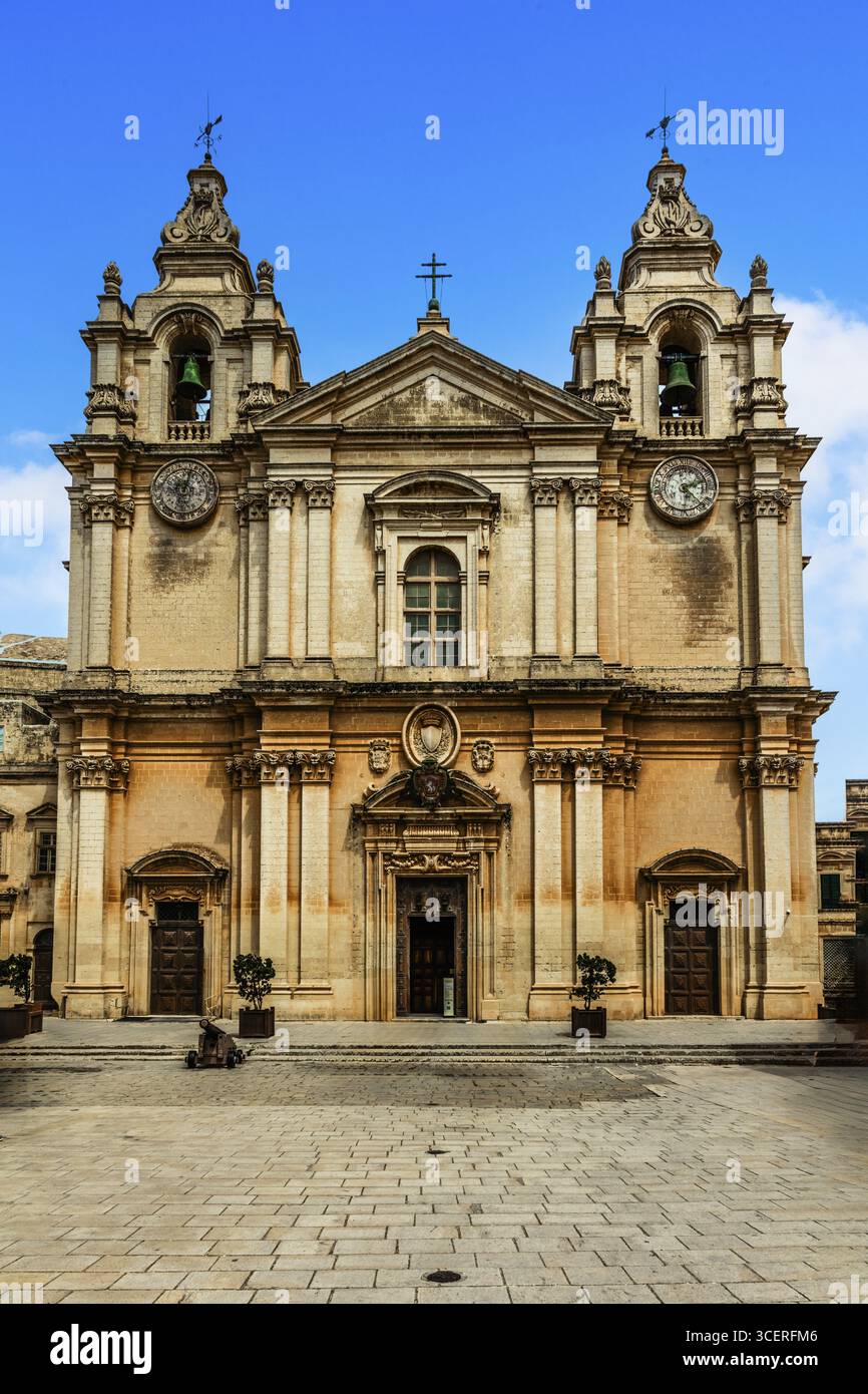 Barocke Fassade mit Uhren für Zeit und Datum, St Paul's Cathedral mit prächtigem barocken Innenraum, aus 1697, Mdina, ehemalige Hauptstadt, Malta Stockfoto