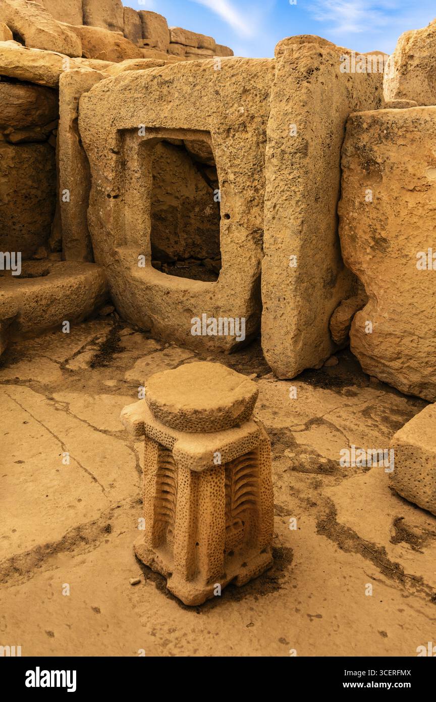 Eingangsbereich mit Fensterstein und Kalksteinaltar mit Opferplatte, Steintür, megalithischen Hagar Qim Tempel mit insgesamt sechs größeren Tempeln Stockfoto
