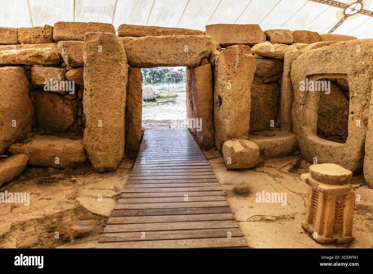 Eingangsbereich mit Fensterstein und Kalksteinaltar mit Opferplatte, megalithischen Hagar Qim Tempel mit insgesamt sechs größeren Tempelräumen, 3600-2 Stockfoto